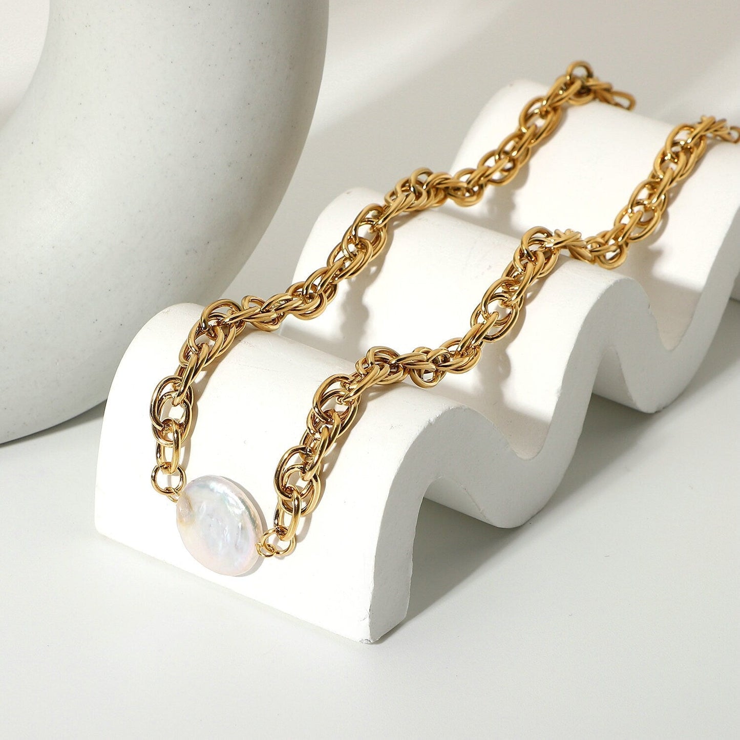 Flat Pearl Pendant Necklace