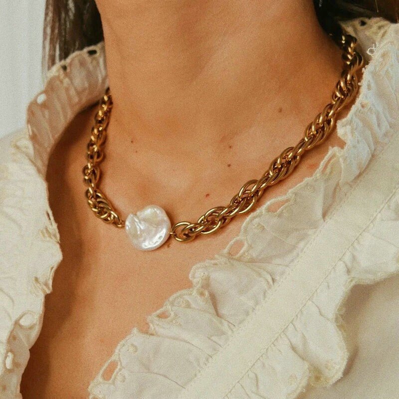 Flat Pearl Pendant Necklace