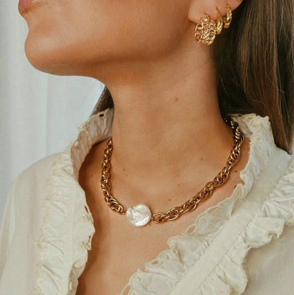 Flat Pearl Pendant Necklace